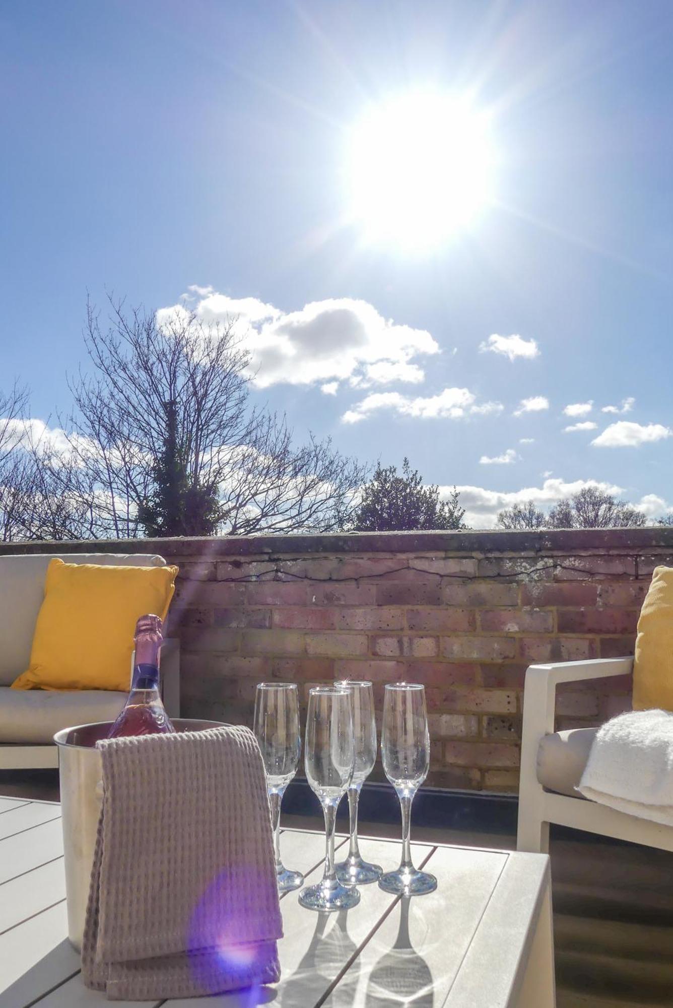 Ferienwohnung Luxury Penthouse W Balcony - 2X Free Parking Royal Tunbridge Wells Exterior foto